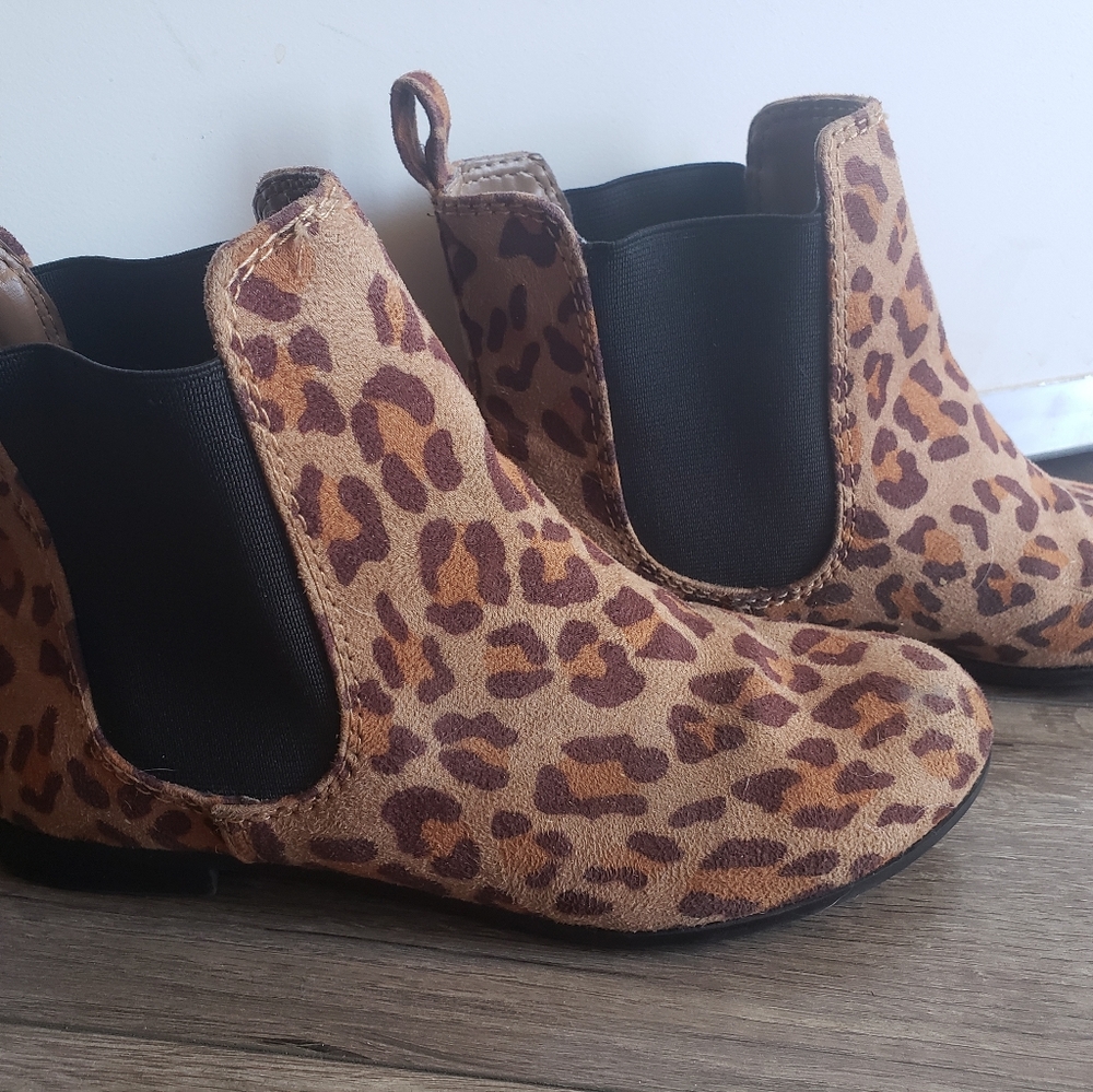 Cute Mossimo Supply Co. Suede leapard booties.